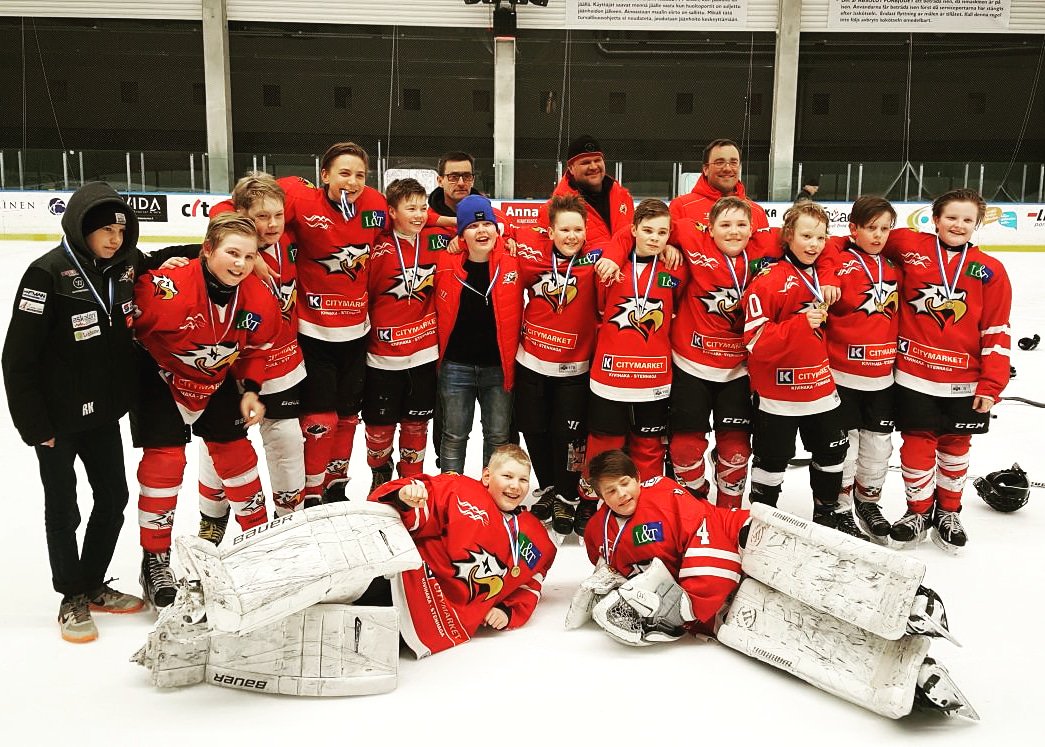 jsportvaasa_05's tweet photo. Hienoa pojat! Mambat päätti kautensa kultamitaleihin 😄#juniorsport05 #vaasansport #junnulätkä https://t.co/j8S5mJEmR3