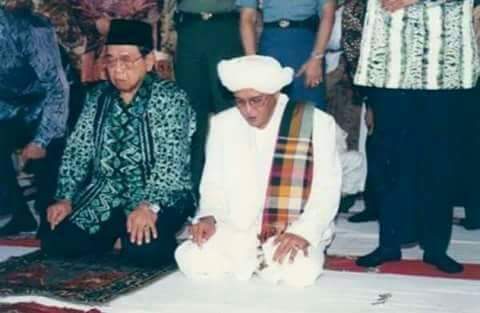 Abah Guru Sekumpul dan Gus Dur 
Dua ulama besar zaman now yg sejuk, lembut dan mendamaikan umat.

#Haul13AbahGuruSekumpul mari luangkan utk tabarrukan. Al-Fatihah

<a href="/saidaqil/">Said Aqil Siroj</a> <a href="/jokowi/">Joko Widodo</a> <a href="/gusmusgusmu/">A. Mustofa Bisri</a> <a href="/gusali_bsh/">Agoes Ali Masyhuri</a> <a href="/Helmy_Faishal_Z/">Ahmad Helmy Faishal Zaini</a> <a href="/lukmansaifuddin/">Lukman H. Saifuddin</a> <a href="/AlissaWahid/">Alissa Wahid</a> <a href="/cakimiNOW/">A Muhaimin Iskandar</a> @abubakarsegaf