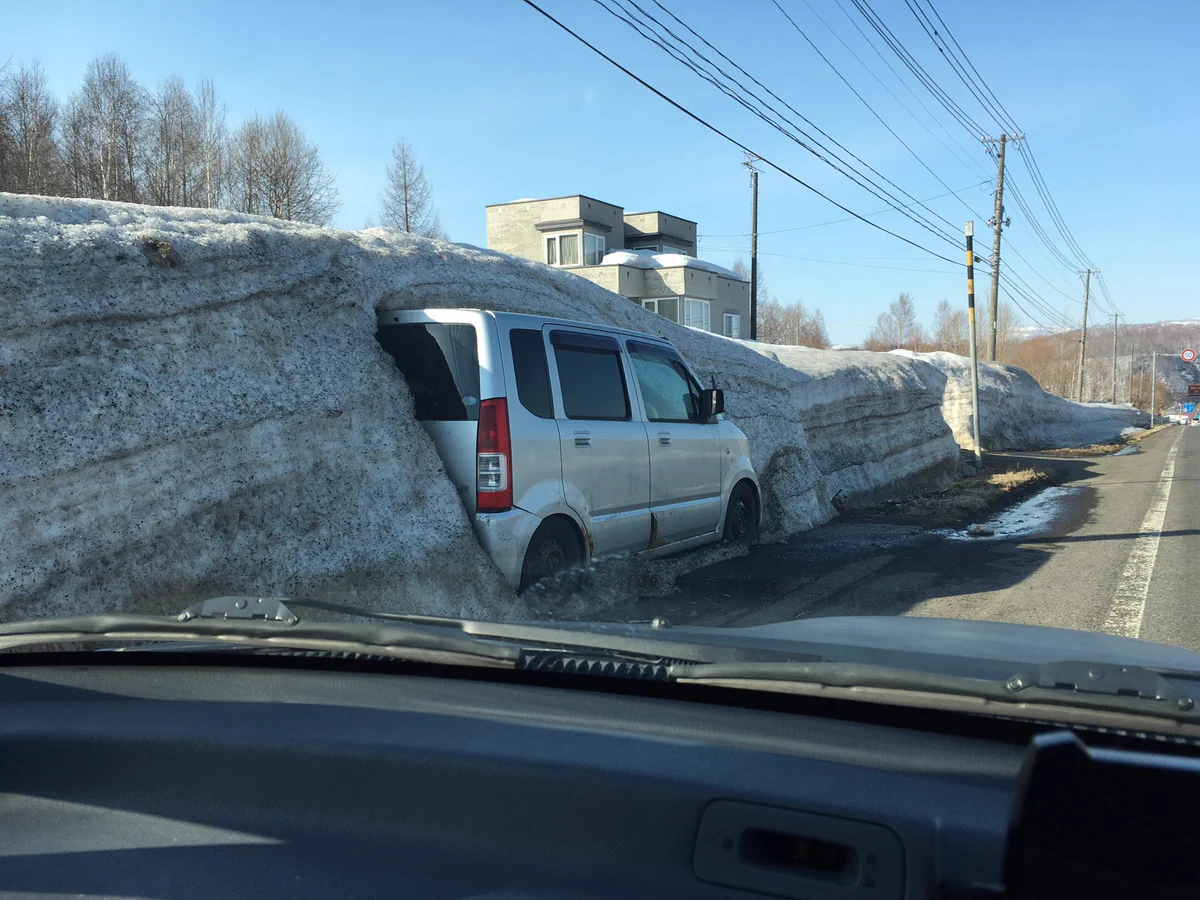 春の訪れの感じ方は県それぞれ？w北海道では雪の中から車が出てきたら春の訪れw