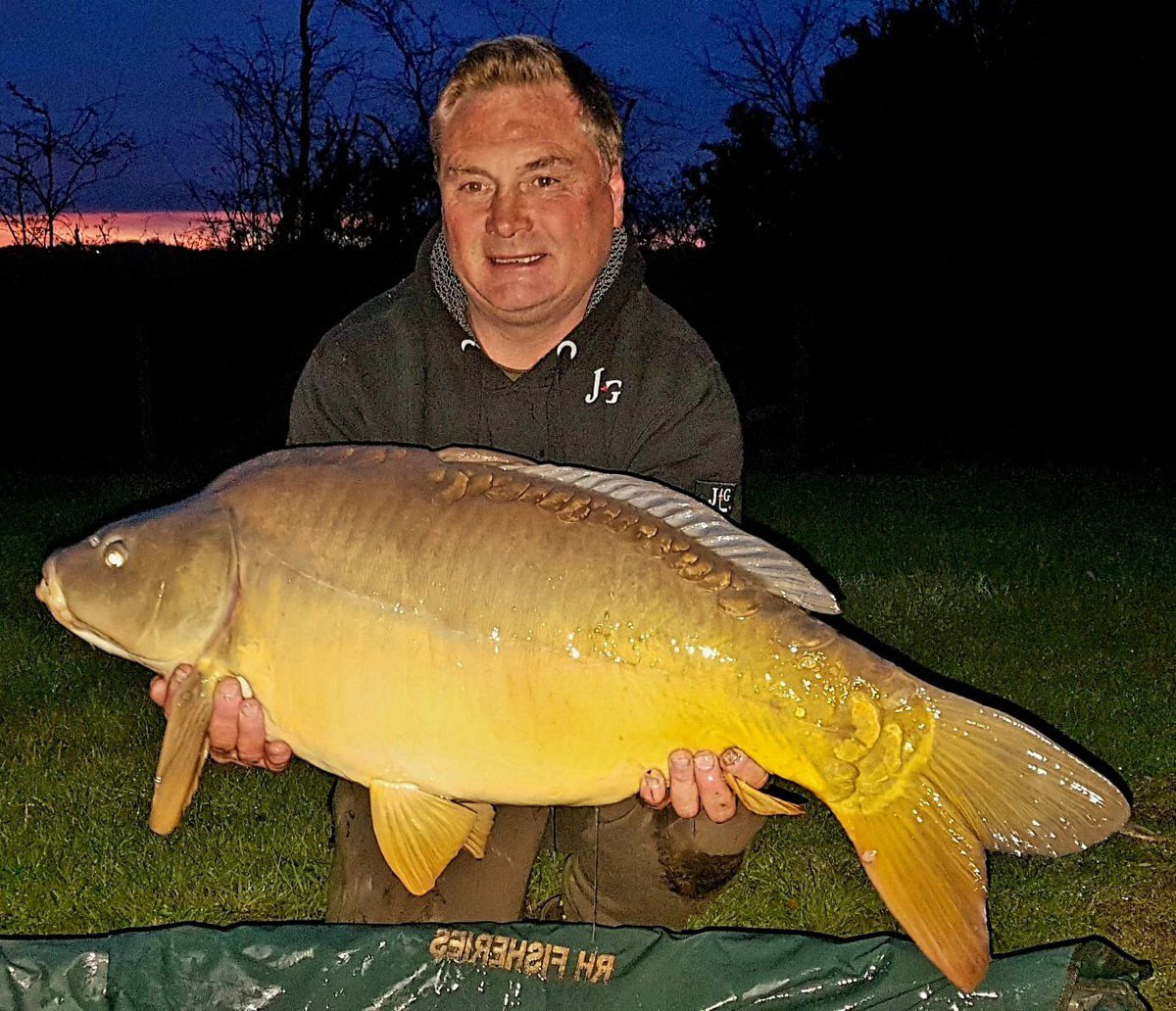TomForrester33's tweet photo. Another Serious Carp Socials chunk falling to Mike Preedy weighing 34-00 off Monument 1 this time 🐳 To book on visit our site https://t.co/VirMwYmRcm or call the Monument fishery on 01952 463141 or email us at rhfisheries@gmail.com  #RHFisheries #Monument1 #fish #Monument2 https://t.co/VaoXk2GbNF