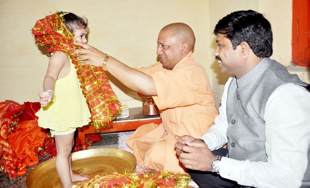 myogiadityanath's tweet image. नौ देवी स्वरूपा कुमारी कन्याओं का चरण प्रच्छालन, पूजन एवं आरती विधि विधान से सम्पन्न करने के उपरान्त उन्हे भोजनए प्रसाद तथा दान-दक्षिणा देकर विदा किया।