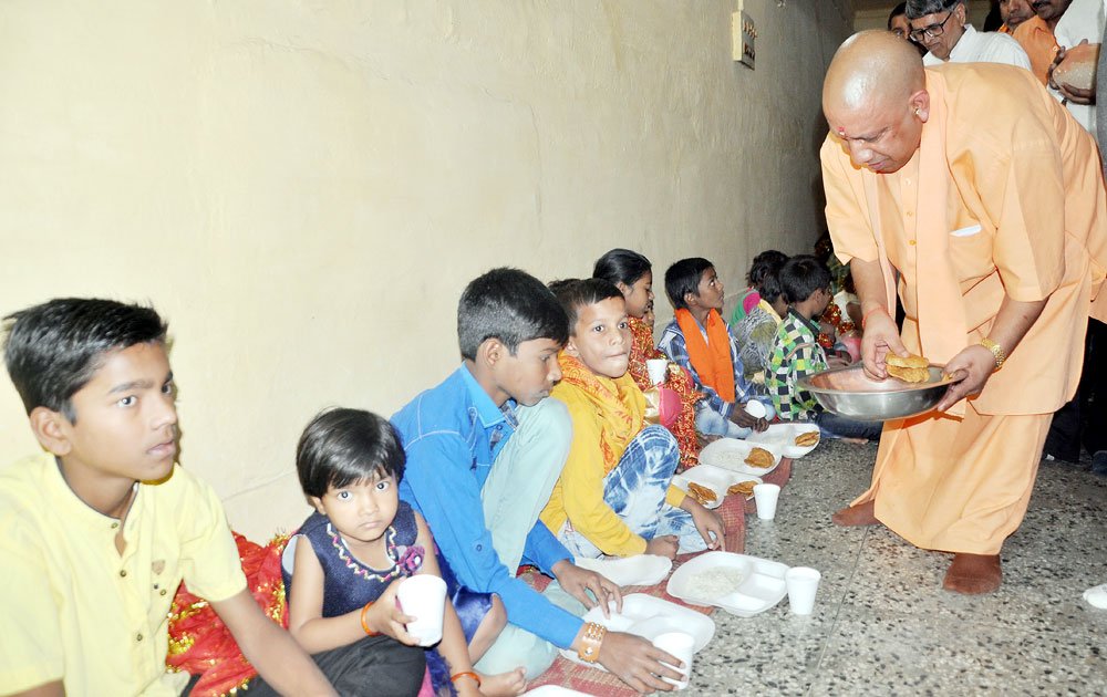 myogiadityanath's tweet image. नौ देवी स्वरूपा कुमारी कन्याओं का चरण प्रच्छालन, पूजन एवं आरती विधि विधान से सम्पन्न करने के उपरान्त उन्हे भोजनए प्रसाद तथा दान-दक्षिणा देकर विदा किया।