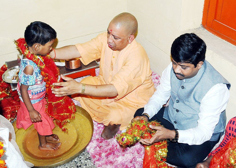 myogiadityanath's tweet image. नौ देवी स्वरूपा कुमारी कन्याओं का चरण प्रच्छालन, पूजन एवं आरती विधि विधान से सम्पन्न करने के उपरान्त उन्हे भोजनए प्रसाद तथा दान-दक्षिणा देकर विदा किया।