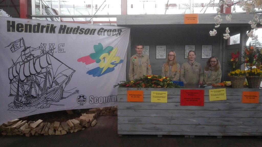 De scouts verkochten dit weekend palmpaasstokken bij Borghuis in Deurningen om een zakcentje bij te verdienen voor hun zomerkamp naar Schotland. Er zijn maar liefst 160 palmpaasstokken verkocht!