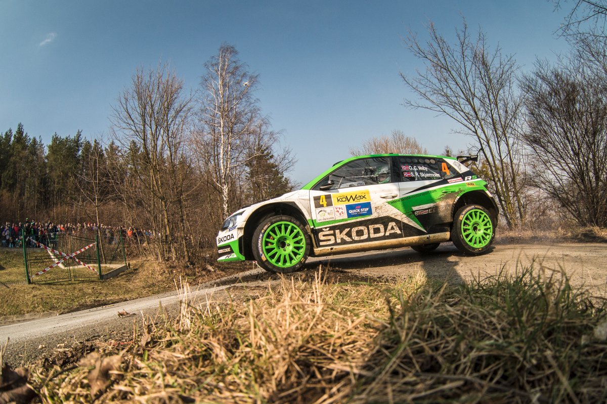 #ValašskáRally 🇨🇿 after SS11: OC #Veiby moved up to P2 o/a being fastest on the opening special stage of the day and he controls this position also after the morning loop. Jan #Kopecký stretches his lead to 45.1 sec with the wins on the following 3 stages. 4 SS (34.5 km) to go