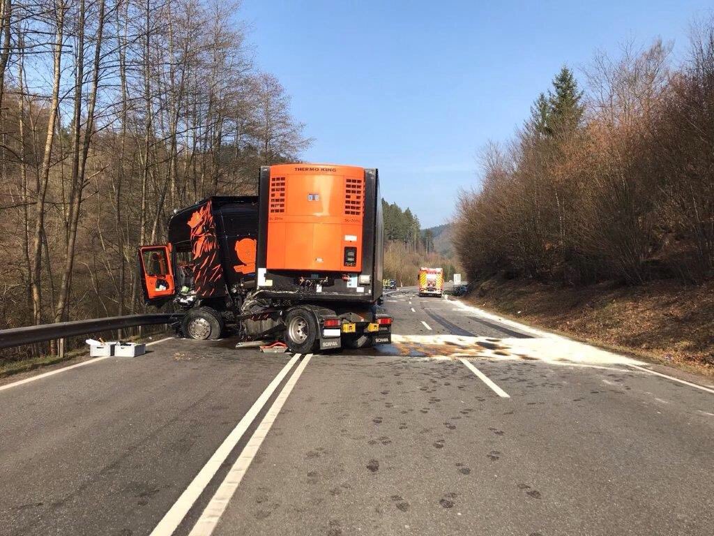Polizei Pirmasens Ar Twitter B10 Zwischen Hinterweidenthal Und Hauenstein Nach Schwerem Verkehrsunfall Voll Gesperrt Dauer Der Sperrung Nicht Absehbar Https T Co 4nu8kf74t3