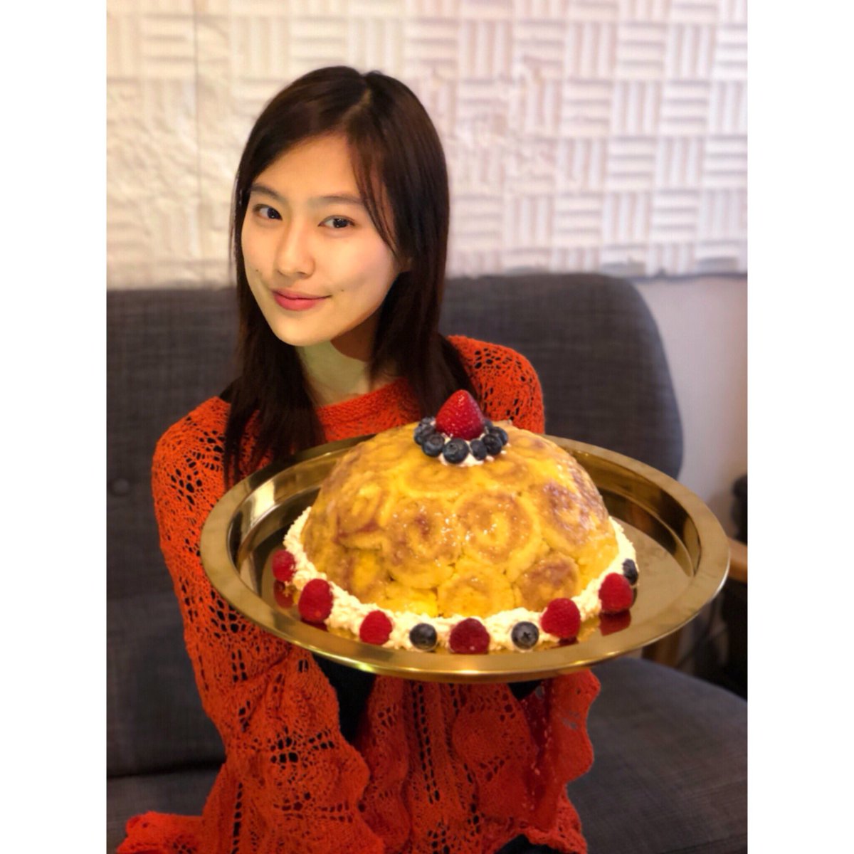 Yuri_Tsunematsu's tweet photo. 先日｛ シャルロットロワイヤル ｝という名前のケーキを作りました🍰
外はイチゴジャムロールケーキを敷き詰めたもので、中にはいちごババロアがたっぷり入っているというケーキです🍓🎂

初めてお母さんと作ったのですが、思った以上に上手く出来ました❗️
我ながら、あっぱれです‼️ https://t.co/omaY07Q982