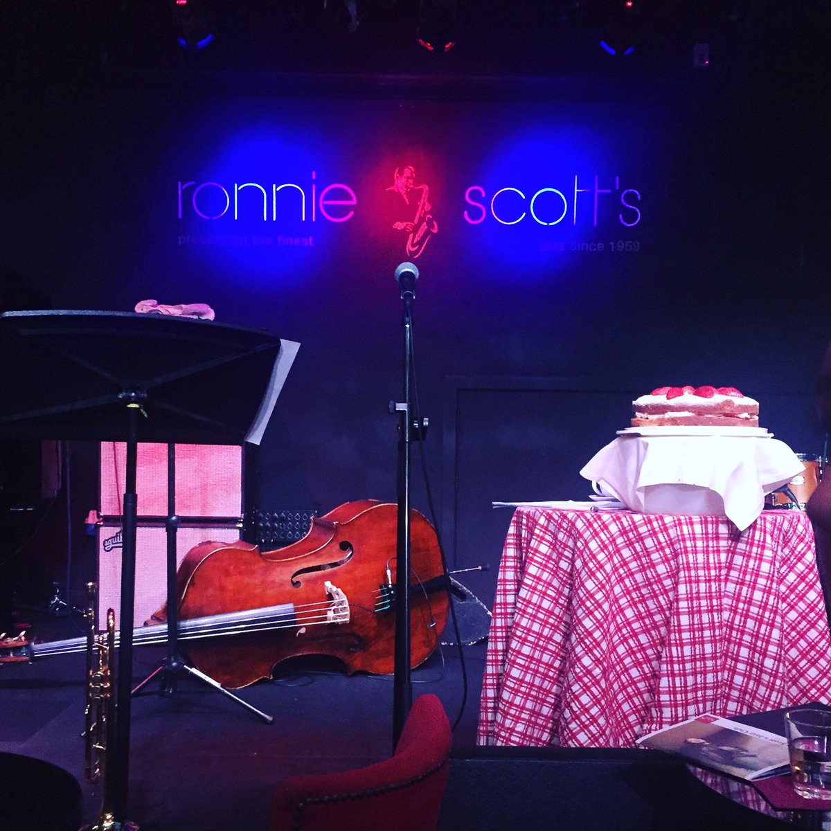 StonesTribute's tweet photo. Mick and Ron are having a wonderful afternoon listening to @dorisdaybyday at @officialronnies   Thank you so much! Satisfaction Guaranteed! https://t.co/v3SF64GCRi