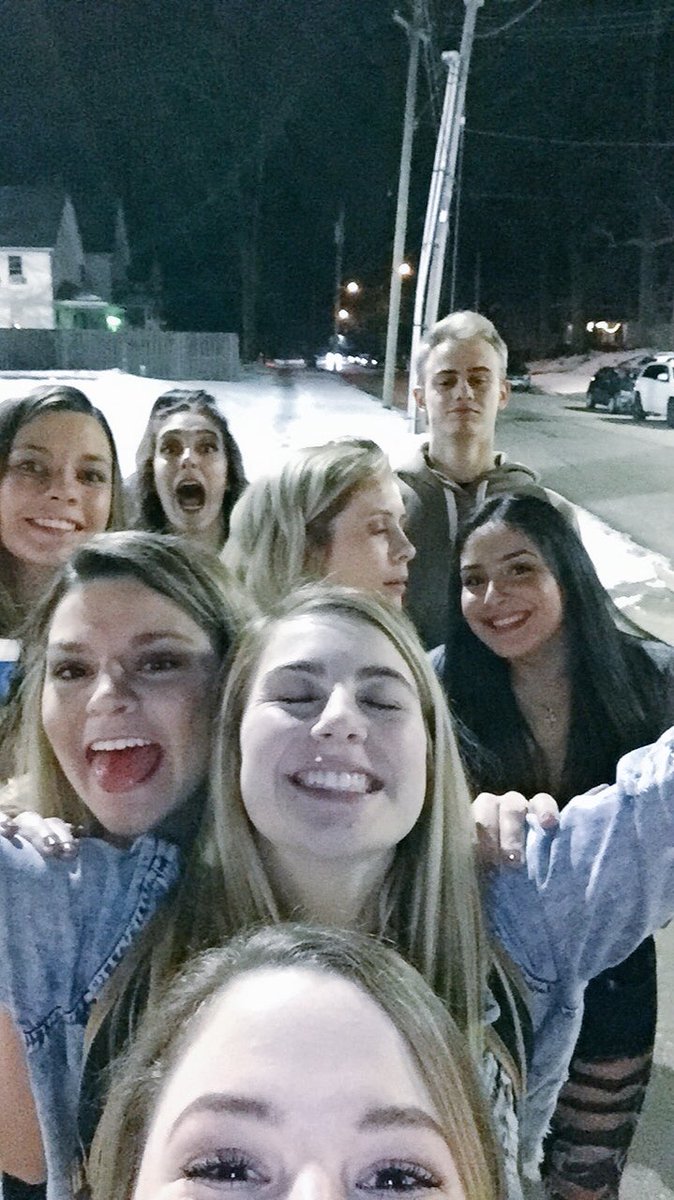 kaylaneumeier's tweet photo. happy birthday to my fav @_brookemaxwell 💘 get wild n have fun on ur spring break !!!!! 😜#beachingitup #ily https://t.co/h16u7poRDl