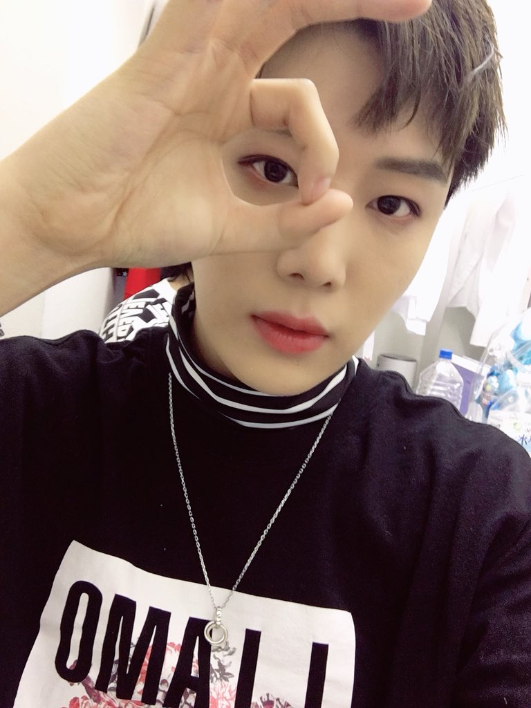 Fotos de YeJun en Twitter del 5 de enero  al 4 Abril 2018 DZI1ixZVoAEWEo6