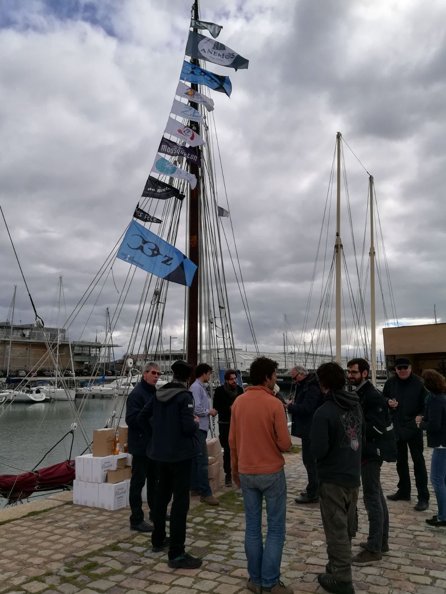 De beaux produits, de belles personnes, de belles rencontres autour du #Lun2 à #LaRochelle où l'on parle partout de #TransitionEcologique sur les mers et de transport #àlavoile #Anemos.

#merci pour le #live @WEBTVINFO m.facebook.com/story.php?stor…