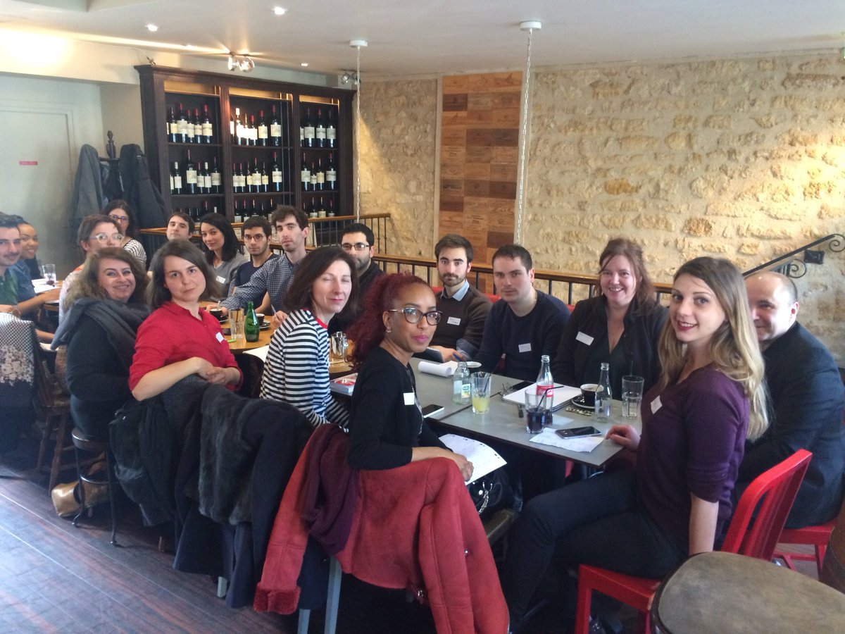 Generations12e's tweet photo. Dimanche après-midi studieux malgré le soleil ☀️ : les comités parisiens se rencontrent en atelier communication Twitter et Facebook 💻📱
#Générations #cohesion #motivation https://t.co/y4qPPX0nIu