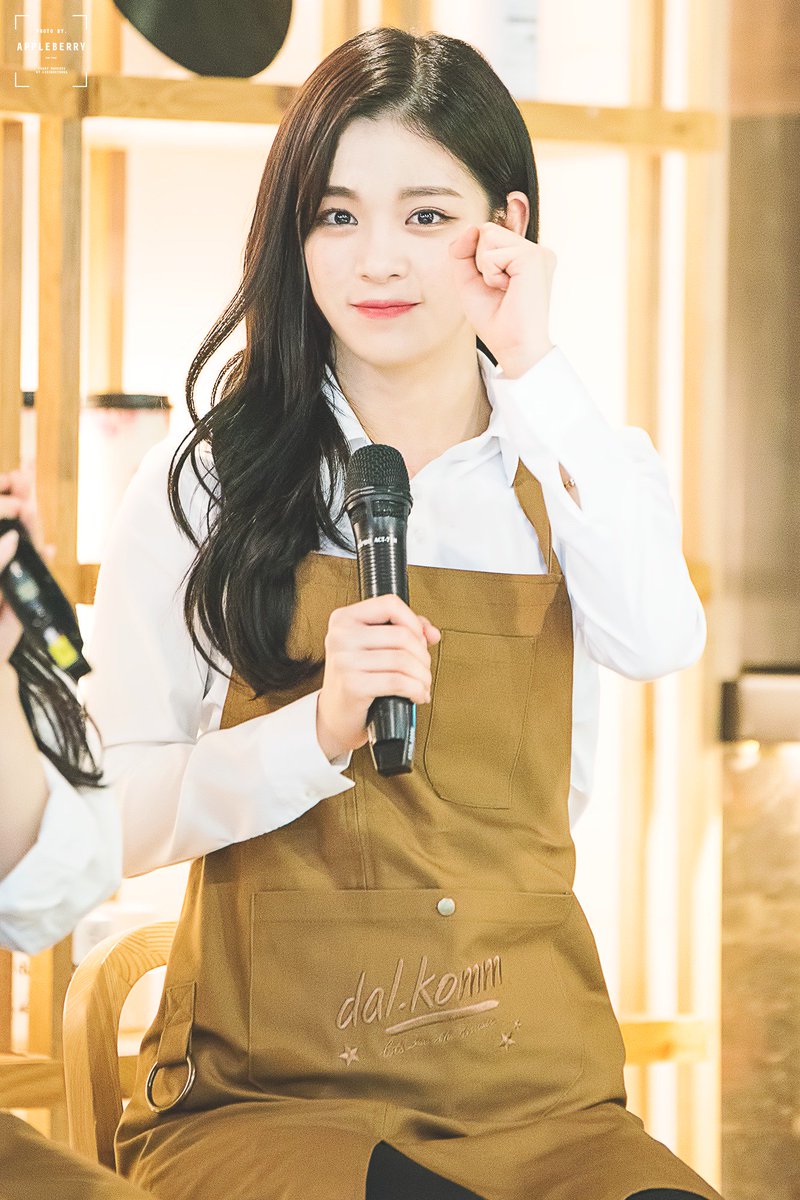 20000514_com's tweet photo. 180324 달콤커피 일일바리스타 

널 보면 행복해서 웃음이 나와

#fromis_9 #LeeChaeYoung #프로미스나인 #이채영 #ToHeart https://t.co/c4vyPNQcSX