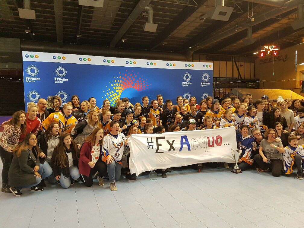 FlesselLaura's tweet photo. Une belle victoire de L'équipe féminine de @VilleRisOrangis qui remporte une nouvelle fois la Coupe de France de roller hockey ! Et merci aux joueuses pour le soutien à la campagne de #luttecontrelesdisciminations #Exaequo. #carpentier2018 #ffrollerskateboard #rollerhockey https://t.co/mkrY897lO5