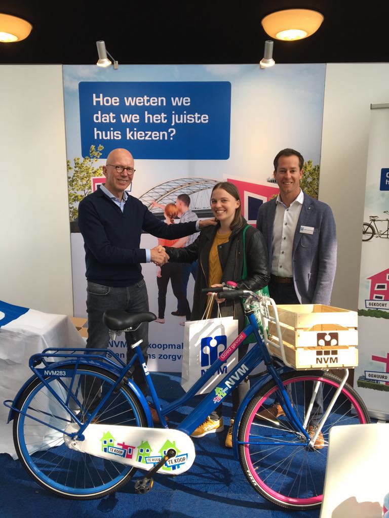 De NVM fiets is zojuist uitgereikt aan de winnares van de facebook actie Bernadet Jansen. Veilige kilometers gewenst namens de NVM makelaars uit de regio Zuid Holland Zuid (Rotterdam eo) #woonbeursrotterdam