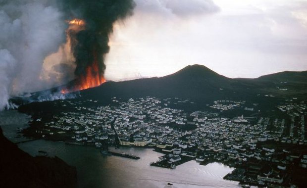 When the residents of Vestmannaeyjar woke up to a volcano erupting on the edge of town: The fascinating story of the 1973 Heimaey eruption #Volcanoes #VolcanicEruption #History #Vestmannaeyjar #Iceland
icelandmag.is/article/when-r…
