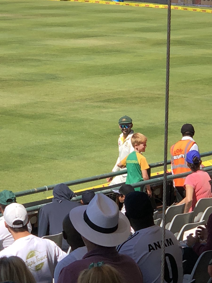 seriyaaz's tweet photo. Nathan Lyon refuses to autograph the kid’s sheet of sandpaper, with a smile on his face. #SAvAUS #Sandpapergate https://t.co/5f1LKC9Uku
