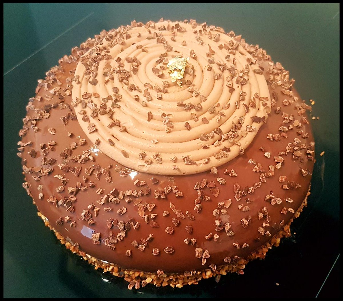 cakeway_FR's tweet photo. Si vous êtes en retard à votre déjeuner dominical à cause du #ChangementDHeure, pensez à commander le dessert. 🤳🍰 Avec le fabuleux Royal Chocolat de Joannie, vous serez bien plus que pardonné.e. 😄🍫 #patisserie #foodTech https://t.co/mSVhQDzqCj