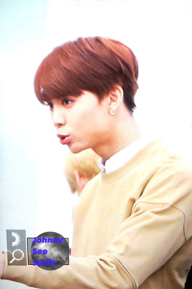 johnnyseosmile's tweet photo. 180325 COEX Fansign #JOHNNY #영호 Are you struck by your handsomeness too? https://t.co/8l8fUQ7R41