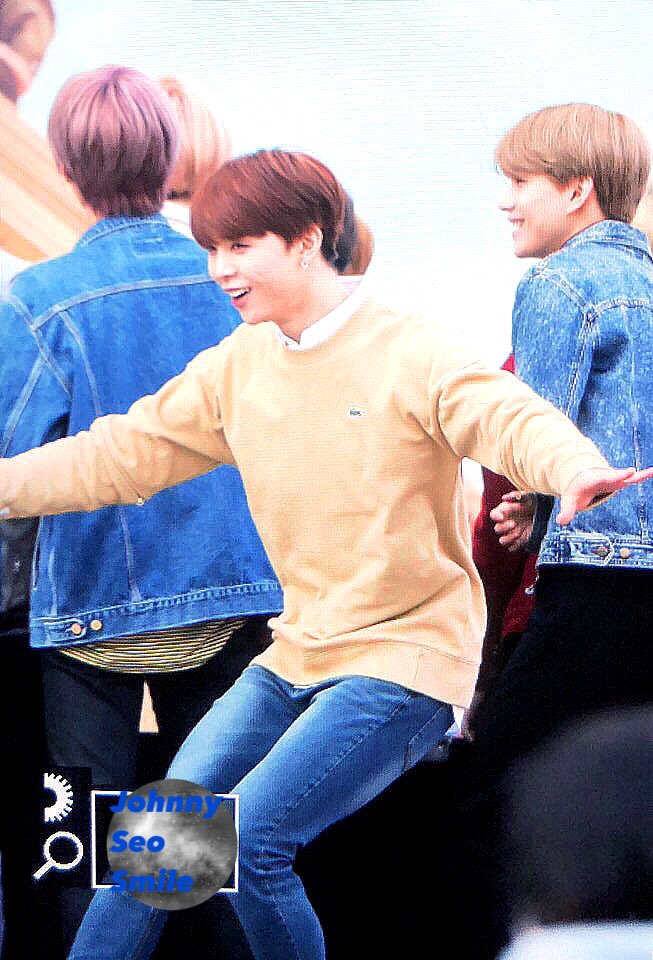 johnnyseosmile's tweet photo. 180325 COEX Fansign #JOHNNY #영호 Are you struck by your handsomeness too? https://t.co/8l8fUQ7R41