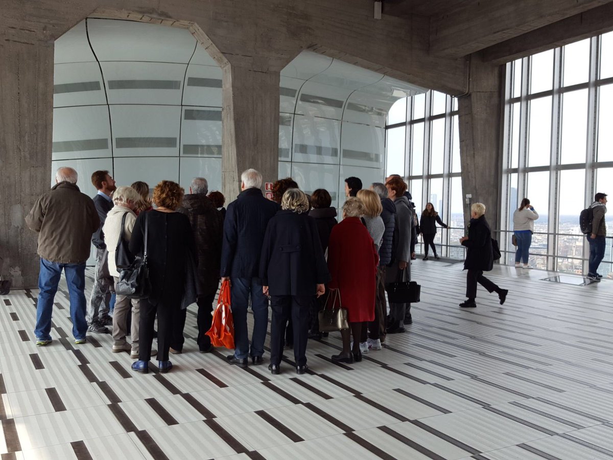 ConsLomb's tweet photo. #FAIPrimavera #GiornateFai panorama incantevole al 31^ piano #PalazzoPirelli: da questa mattina centinaia di cittadini già saliti al #Belvedere per ammirare #Milano dall'alto e scorgere le #montagne di #Lombardia @ConsLomb @Fondoambiente @faimilano https://t.co/rBsjo34LWH