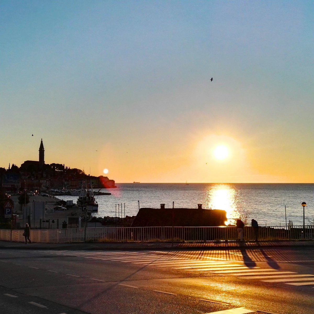 blum3_blum's tweet photo. #rovinj #sunset #sky #ocean #sun #Adria #croatia #Beerbongsandbentleys #needanewbelt #internship #aquarium https://t.co/cJoTNsVs35