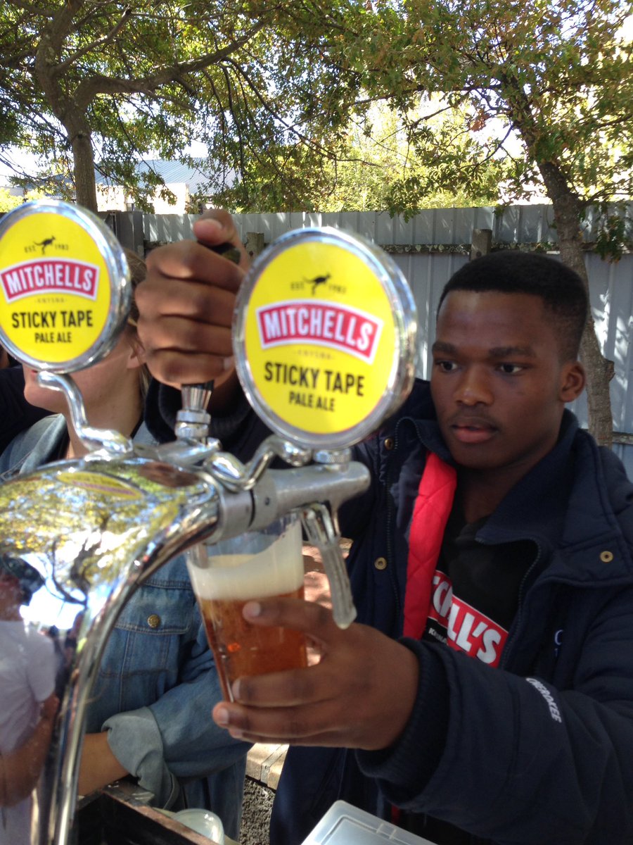 smalldbigV's tweet photo. Outstanding effort from @MitchellsBrew at Newlands this morning. Sticky situation for the Aussies. #SAvAUS #SandpaperGate #beeroclock 🏏🍻 https://t.co/10MTwXeMEa