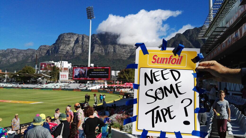 Sven_Harding's tweet image. #SAvAUS SA fans offering the beleaguered Aussies some help at Newlands