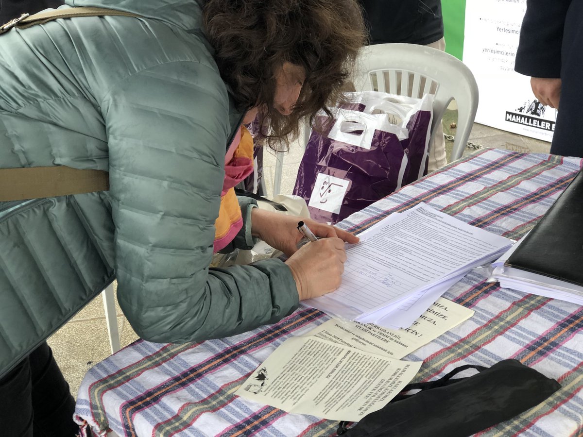 mahalleler1ligi's tweet photo. Üsküdar Meydanı’nda açtığımız imza standımızı, Kaymakamlık izni olmasına rağmen, @uskudarbld zabıta ekipleri yetki aşımına giderek kaldırmak istiyor. #mahallelerbirliğimeydanlarda https://t.co/uvCVaeU87G