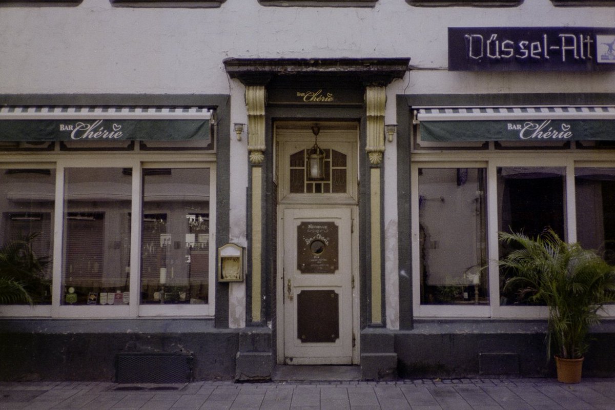 grmpyhpstrmk's tweet photo. Bar Chérie

📷: Konica C35 EF
🎞: Kodak Gold 200

#duesseldorf #urbanromantix #colorfilm #ishootfilm #filmphotography #kodakgold #35mm #konicac35ef https://t.co/zWXeSpSsSA https://t.co/xd8OSq5jFV