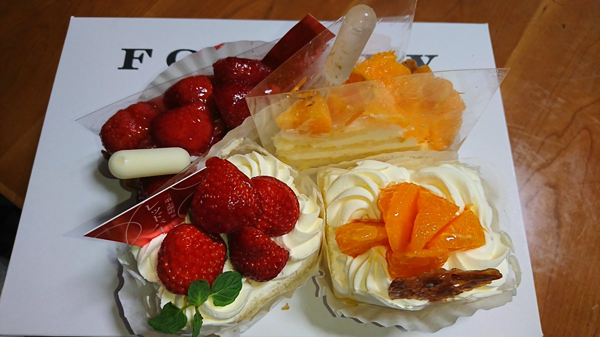 Eiji 四日遅れの Happy Birthday To Me B 笑 時計回りに 福岡県産大粒あまおうのタルト 愛媛中島産せとせとフロマージュのタルト 愛媛中島産せとせと阿寒湖酪農家生クリームのショートケーキ レッドパールと阿寒湖酪農家生クリームの