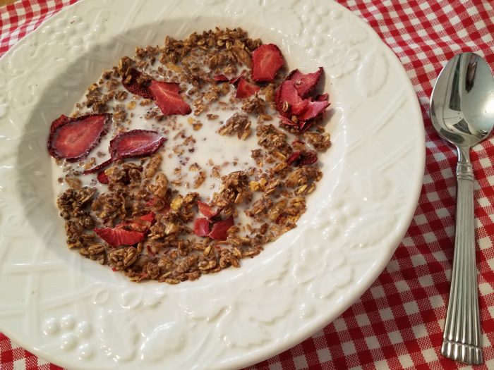 Strawberry Cacao Crunch: The perfect make-ahead breakfast featuring dehydrated strawberries, pure maple syrup & rich cacao wp.me/pGP7H-4ie #ad#SundaySupper #FLstrawberry @FlaStrawberries @shopfamilyfare