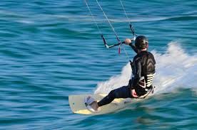 KiteboardNL's tweet photo. De @KNRM is samen met Stefan van der Kamp een campagne gestart om veilig kitesurfen te stimuleren. De campagne heet 'Vaar met een buddy' en roept iedereen op nooit alleen het water op te gaan. Meer informatie en tips om veilig te kitesurfen vind je hier 👉 https://t.co/jyYui3hRRL https://t.co/Js4oe6Y2A1