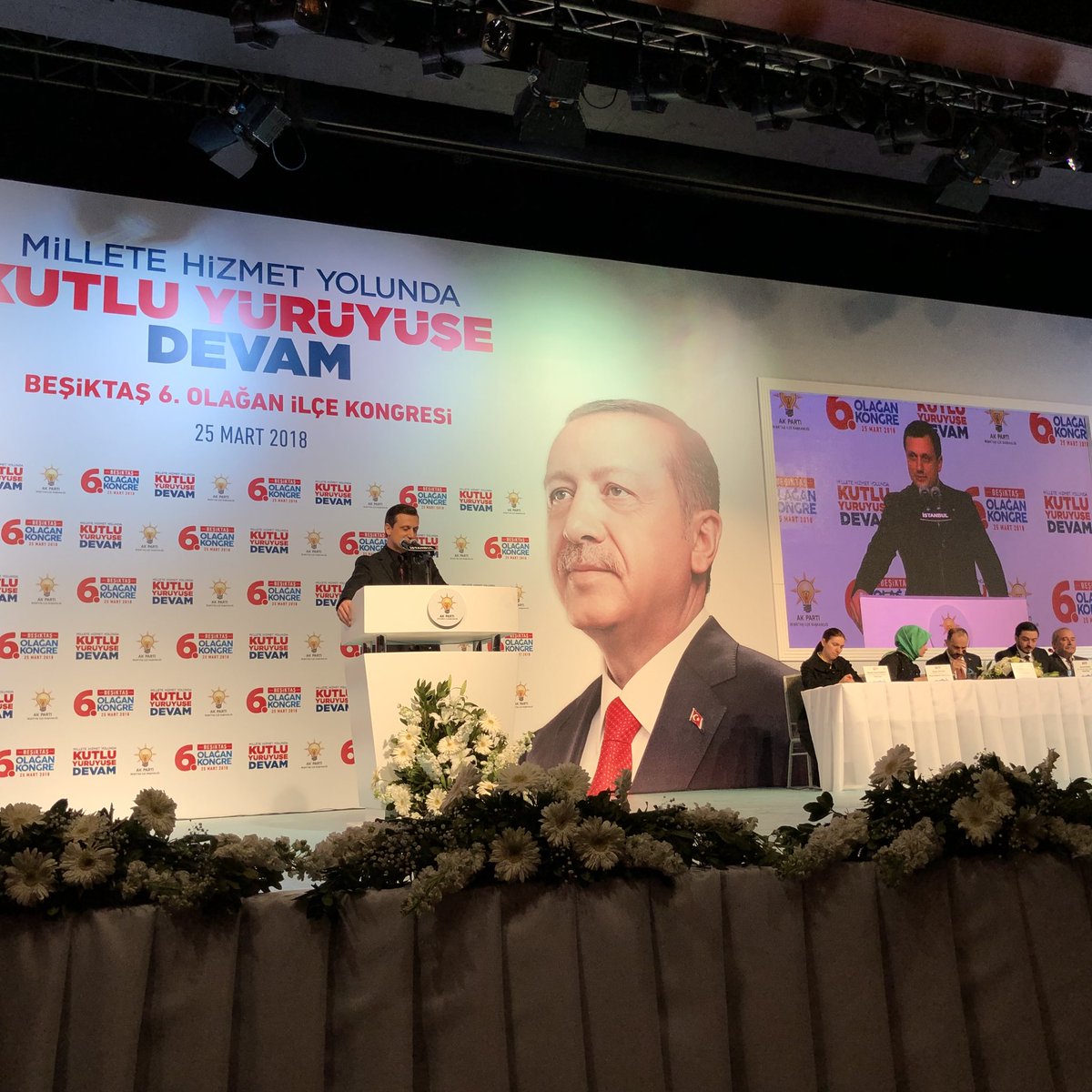 EgemenBagis's tweet photo. AKParti’nin coşkulu Beşiktaş İlçe Kongresindeyiz

Zor ama onurludur Beşiktaş’ta AKPartili olmak

İyi biliriz;

Türkiye’yi AB’ye üye yapmaya çalışmaya,

ABD ve AB’ye karşı Türkiye’yi savunmaya,

FETÖ iftiralarına kalkan olmaya,

REİS’e sadakatle edepsizlere bile sabretmeye benzer. https://t.co/PEpTlu9mz7