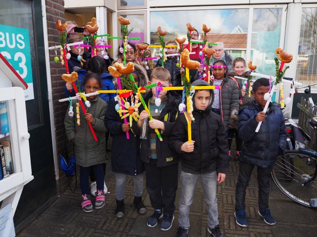 Palmpaasstokken bezorgd bij cliënten van Middin #Zoetermeer tinyurl.com/ybl2ayxa