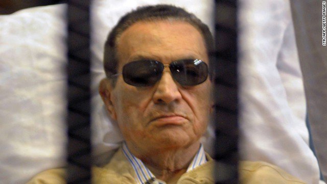 الرئيس المصري حسني مبارك ، الذي حكم عليه بالسجن المؤبد بسبب تأمره بمقتل المتظاهرين خلال الانتفاضات السلمية التي أدت إلى مغادرته السلطة ، سيحاكم مرة أخرى.