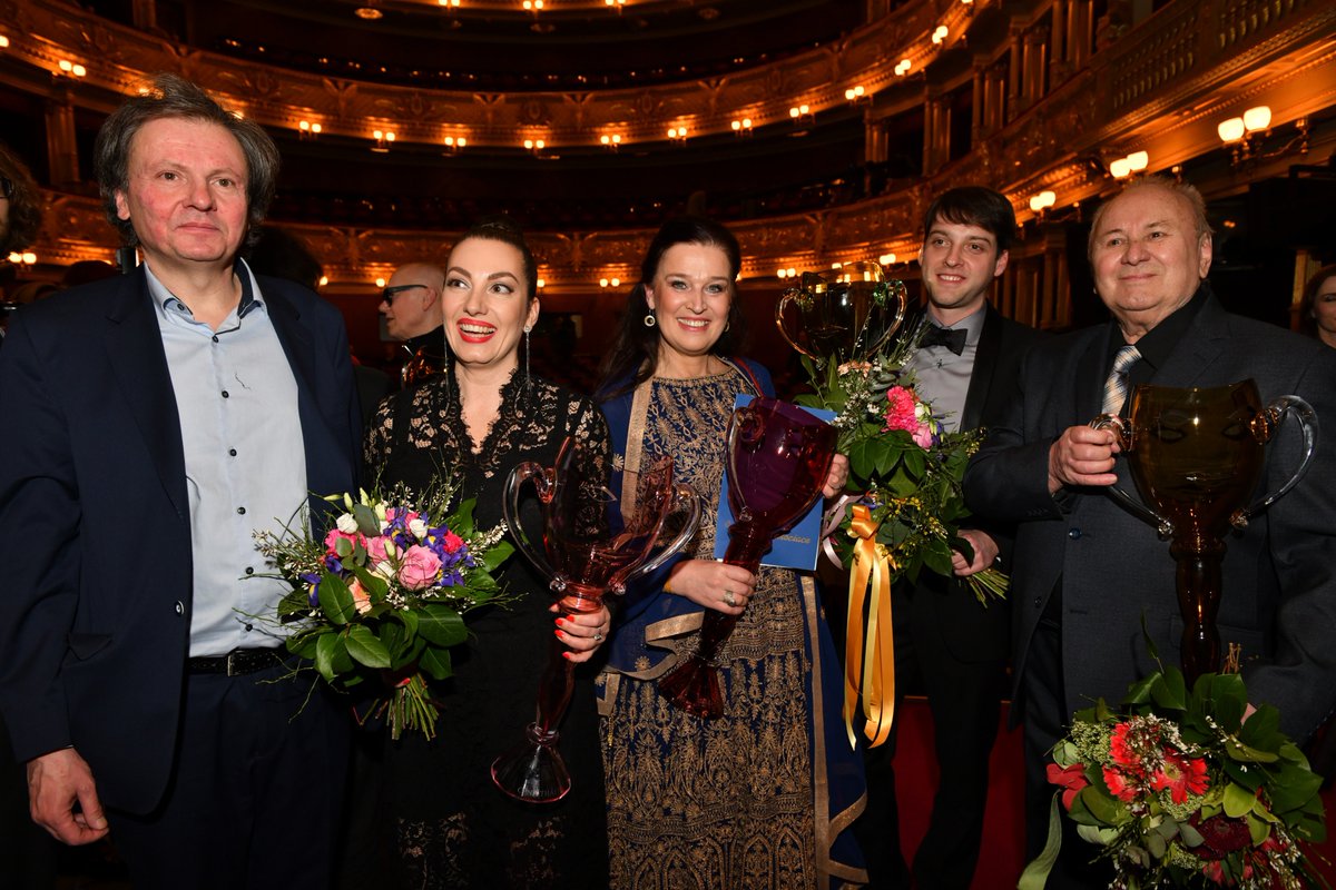 Nominaci na Cenu Thálie 2017 proměnily operní pěvkyně Maida Hundeling a muzikálová zpěvačka Katarína Hasprová. Radostným překvapením je Cena Thálie pro činoherce do 33 let, která byla udělena Ivanu Dejmalovi, a Cena Thálie za celoživotní mistrovství pro tanečníka Richarda Böhma.