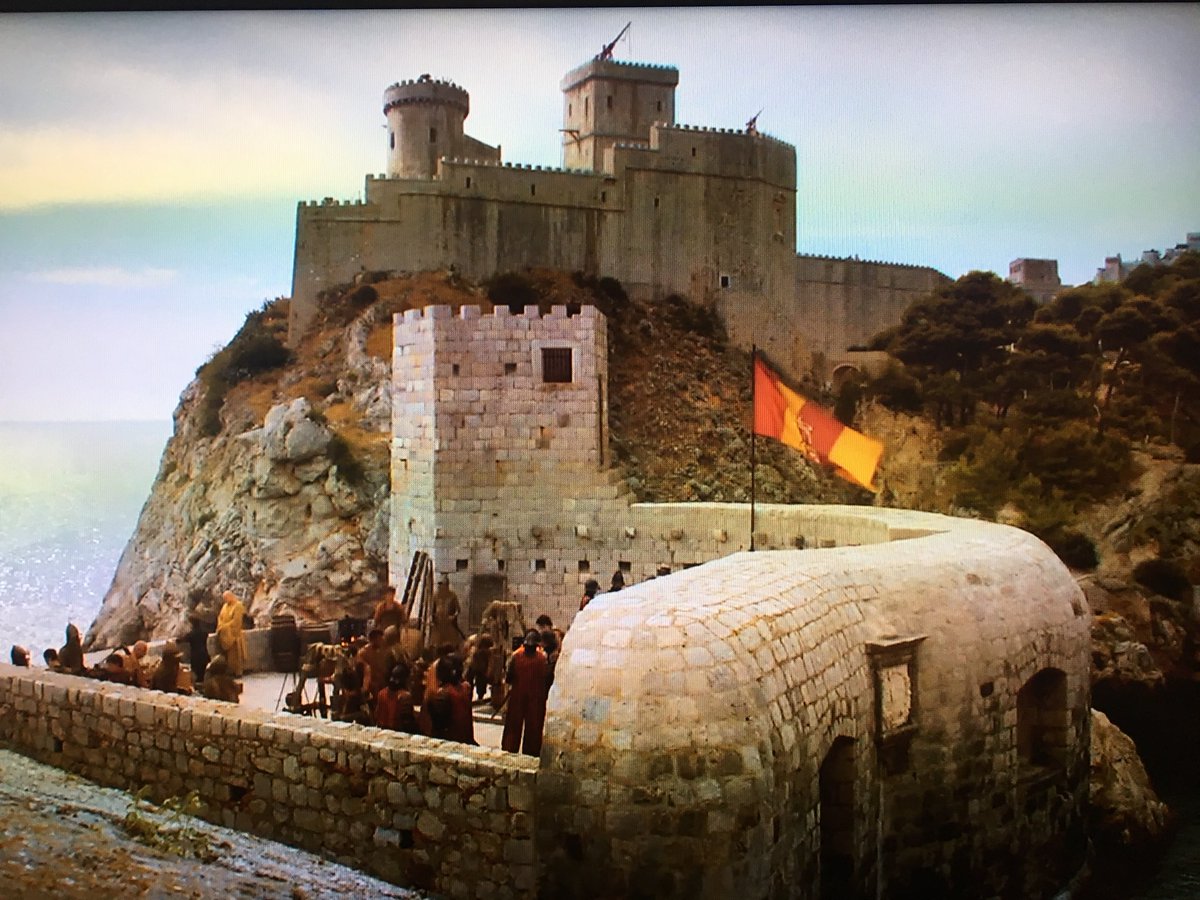 Hodor ゲームオブスローンズとか ブラックウォーターの戦いの前 ティリオンとヴァリスが話してたのは城壁の砦 のひとつ でもここは今は立ち入り禁止になってしまって入れず ちなみにこの場所は シーズン7でサーセイとジェイミーがグレイジョイの艦隊