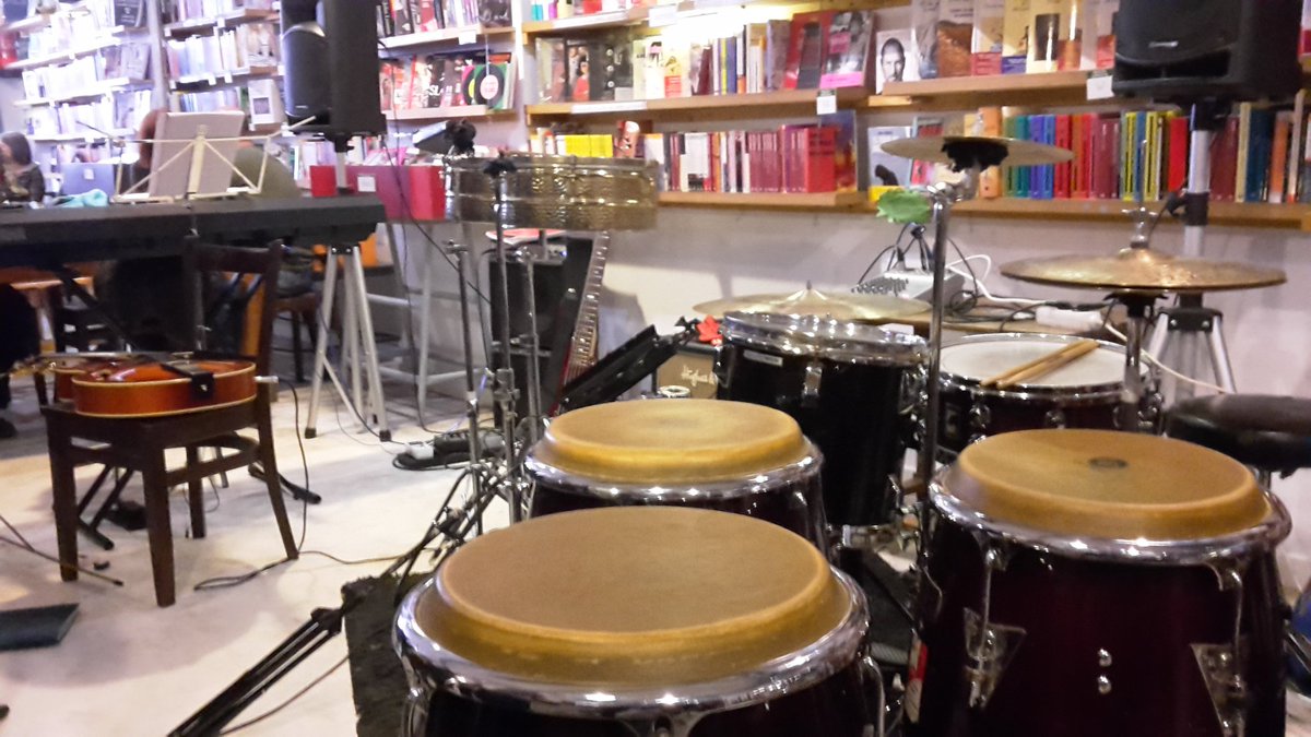 de domingo tomando una copa y preparado para música en vivo.
En Ubic Valencia