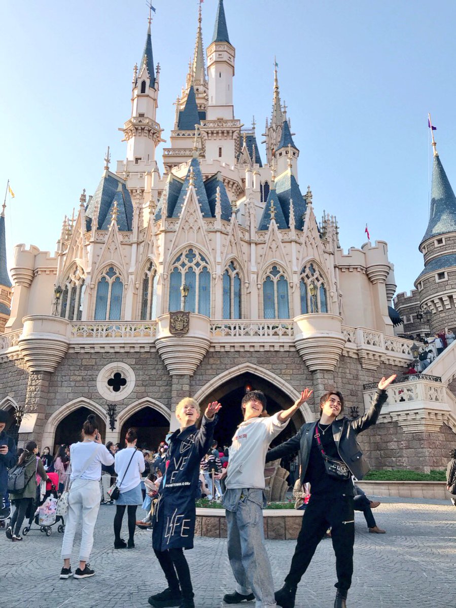 Bhandari_Asaya's tweet photo. おんだりみき in ディズニーランド🏰🐭 https://t.co/k5vuvWBtwg