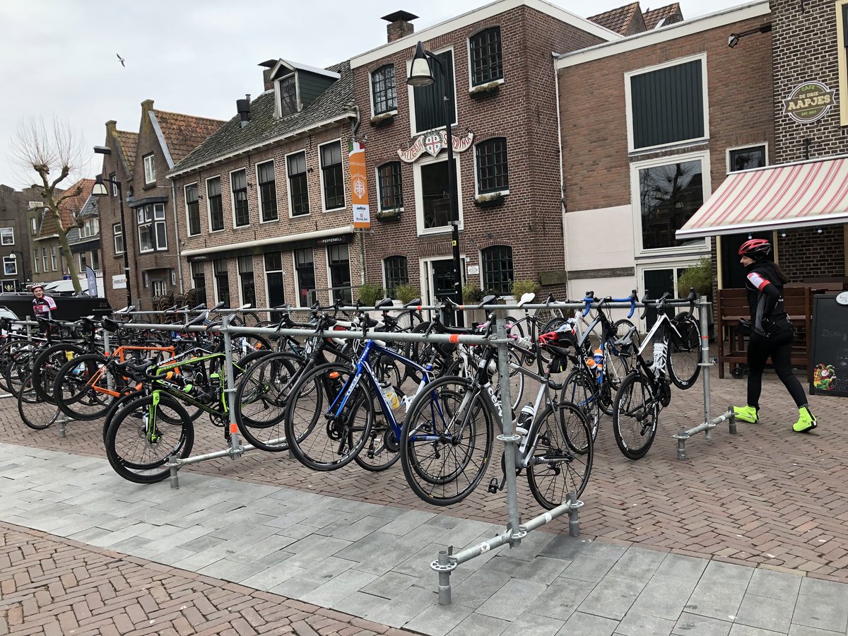 Een geslaagde openingsrit met de start bij Meko waar iedereen zijn fiets nog kon laten checken door #Reinders Wielersport. Iedereen ging veilig onderweg met eindstation #Oasis voor koffie met appelgebak.