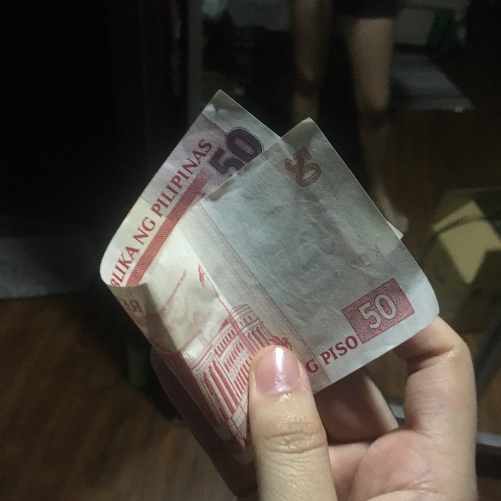 lagi akong binibigyan ng lolo ko ng 50 pesos dati nung elementary ako kada papasok ako sa paaralan.

93 na sya ngayon. may dementia. sabi ni mama, kahit mahina na ang utak nya, lagi pa rin akong naaalala. lagi akong hinahanap. nung nagkita uli kami, heto, sabik na binigay sa akin