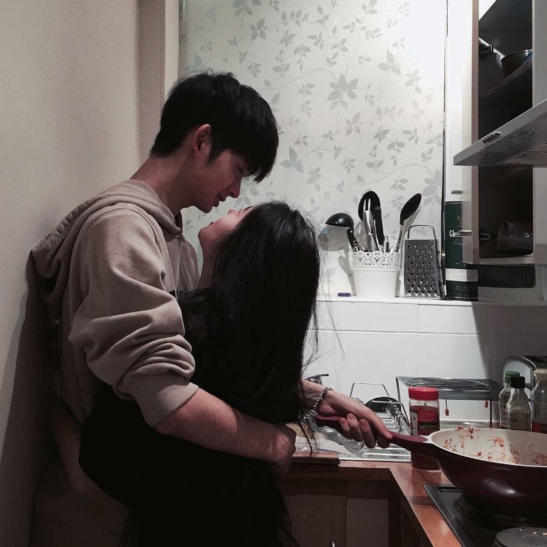 orbiwts's tweet photo. 'pio cantik awas dulu ya, teha yang jelek mau masakin buat pio tadi katanya laper kan?'

'iyaaaa laper, tapi gamauuuuu pergi mau disini aja pokoknaaaaa! ehehehhe' https://t.co/IEmoLWoUMk