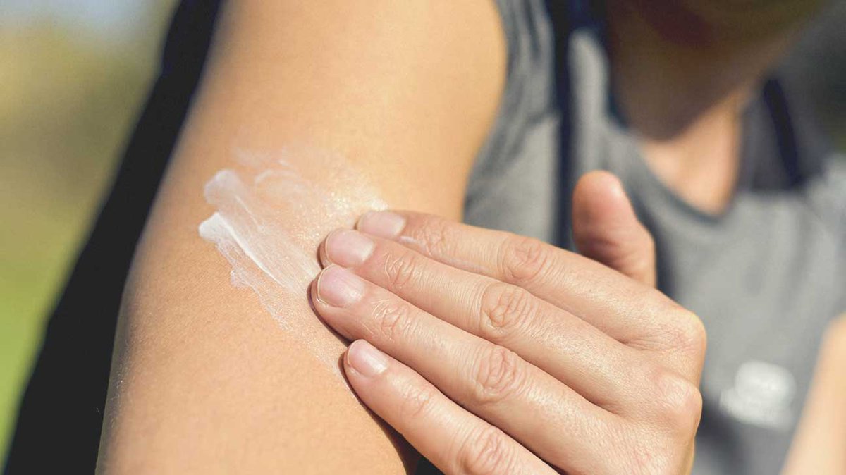 SUN TIP: Make sure you're using sunscreen labeled 30 SPF or higher. Other sunscreens will protect you from getting a sunburn but not from getting skin cancer. Start your free consultation: ow.ly/ALlm30iZNHp