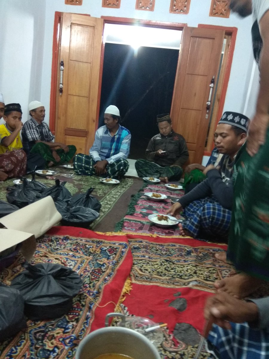Murkahe12's tweet photo. Alhamdulillah ngaji bareng masyarakat  desa berjalan  dg lancar dg tema PADAT KARYA TUNAI @jokowi @EkoSandjojo @arwani_p3md @taufikmadjid71 @DewantoAndry @fourzanitongjay @EnnikYudhayanti @DynsExcellency @GusIpul_ID
@fourzanitongjay @EnnikYudhayanti @MerDodik
 @agusfathorrosi https://t.co/yvPEmQ77C3