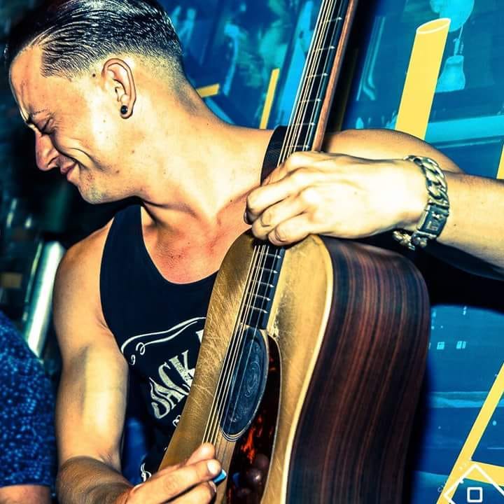 BREAKING!! Het geplande optreden van Gigs kan wegens ziekte helaas niet doorgaan. Maarrr niet getreurd, Miel on Tour komt naar the Pub! Een complete one man band met een meer dan aanstekelijk cover-reportoire! See y'all vanmiddag om 16.30! #HendricksLive
facebook.com/hendrickspubal…