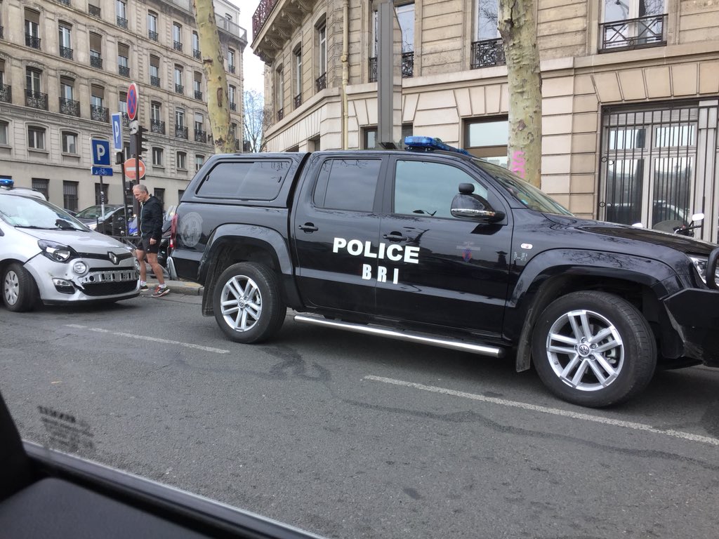 Brice_W83's tweet photo. Quand la #BRI se fait rentrer dedans par une Twingo ! 🤭
#police https://t.co/fRqcQop1S8