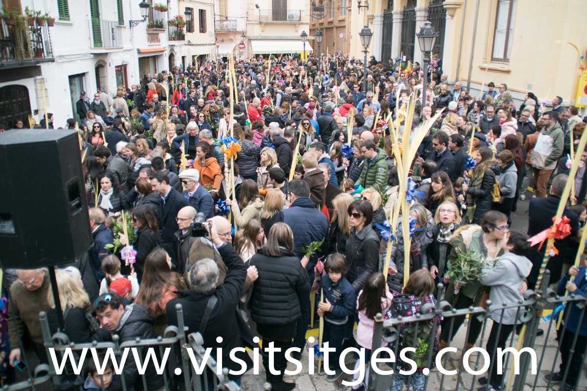 VisitSitges's tweet photo. Diumenge de Rams és el tret de sortida dels actes de #SetmanaSanta #Sitges 2018
La Plaça de l’Ajuntament s’ha omplert de gom a gom per beneïr les palmes, palmons i rams oficiat per Mossèn Pausas.
TOTES LES FOTOS I PROGRAMA DE #SetmanaSantaSitges 2018 A https://t.co/9ticpHEsHF https://t.co/o3WuxnR1M6