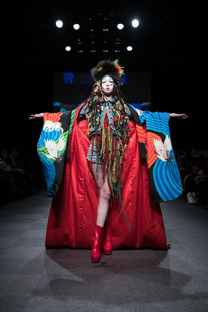 Vantan_Tokyo's tweet photo. [バンタン卒業修了制作展 2018！]
2月に実施した卒展のフォトレポート！
ヘアメイク学部では「SHARE」をテーマにヘアメイクショーを実施！今の私達が理想とする皆が生きやすい「多様性」を受け入れる世界感を表現★
#Vantan #VSF18 #VSFO18 https://t.co/juKnvPJaGE