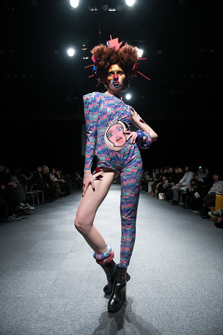 Vantan_Tokyo's tweet photo. [バンタン卒業修了制作展 2018！]
2月に実施した卒展のフォトレポート！
ヘアメイク学部では「SHARE」をテーマにヘアメイクショーを実施！今の私達が理想とする皆が生きやすい「多様性」を受け入れる世界感を表現★
#Vantan #VSF18 #VSFO18 https://t.co/juKnvPJaGE